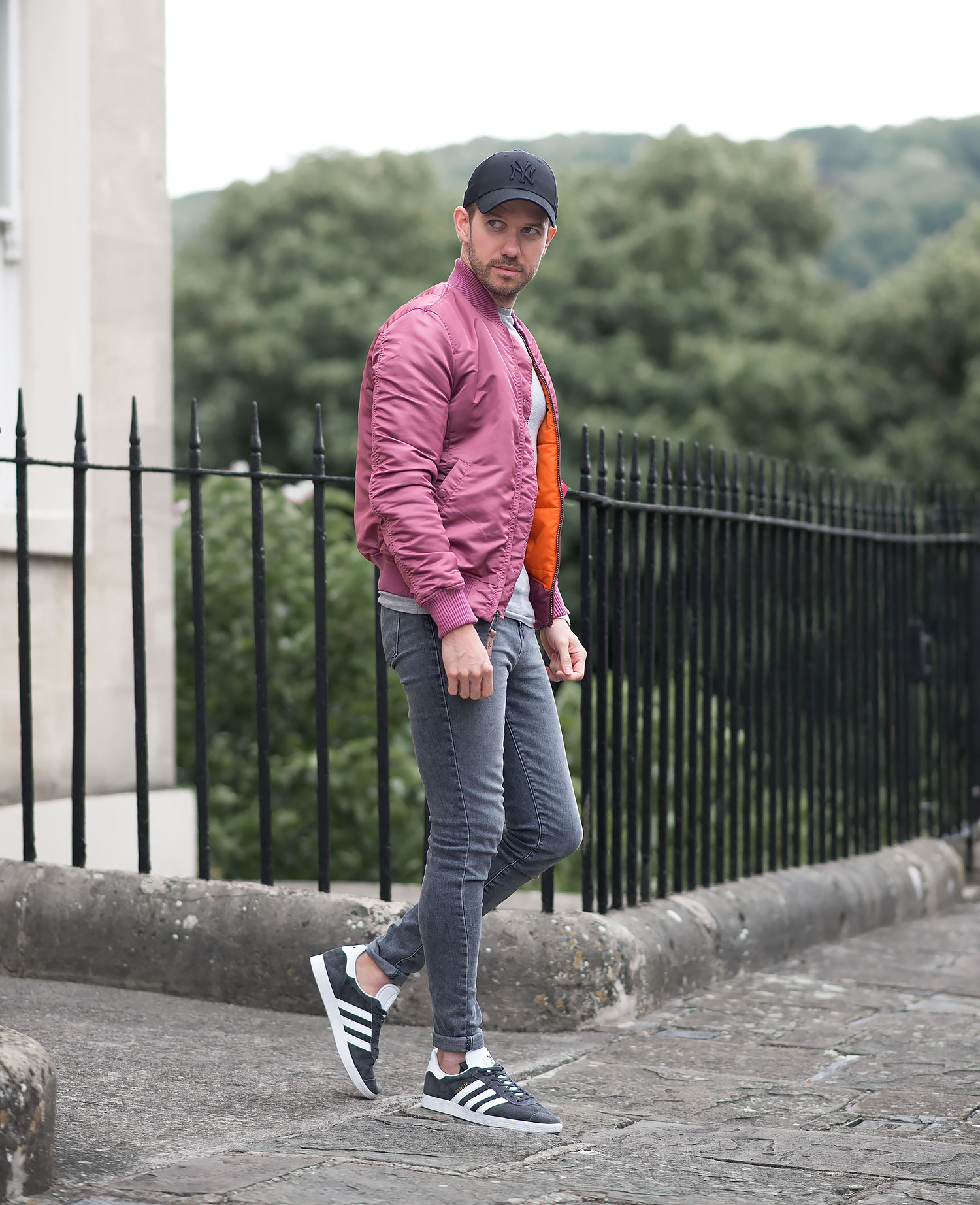 A Touch Of Pink With My Alpha Industries Bomber Jacket - Your Average Guy | Übergangsjacken