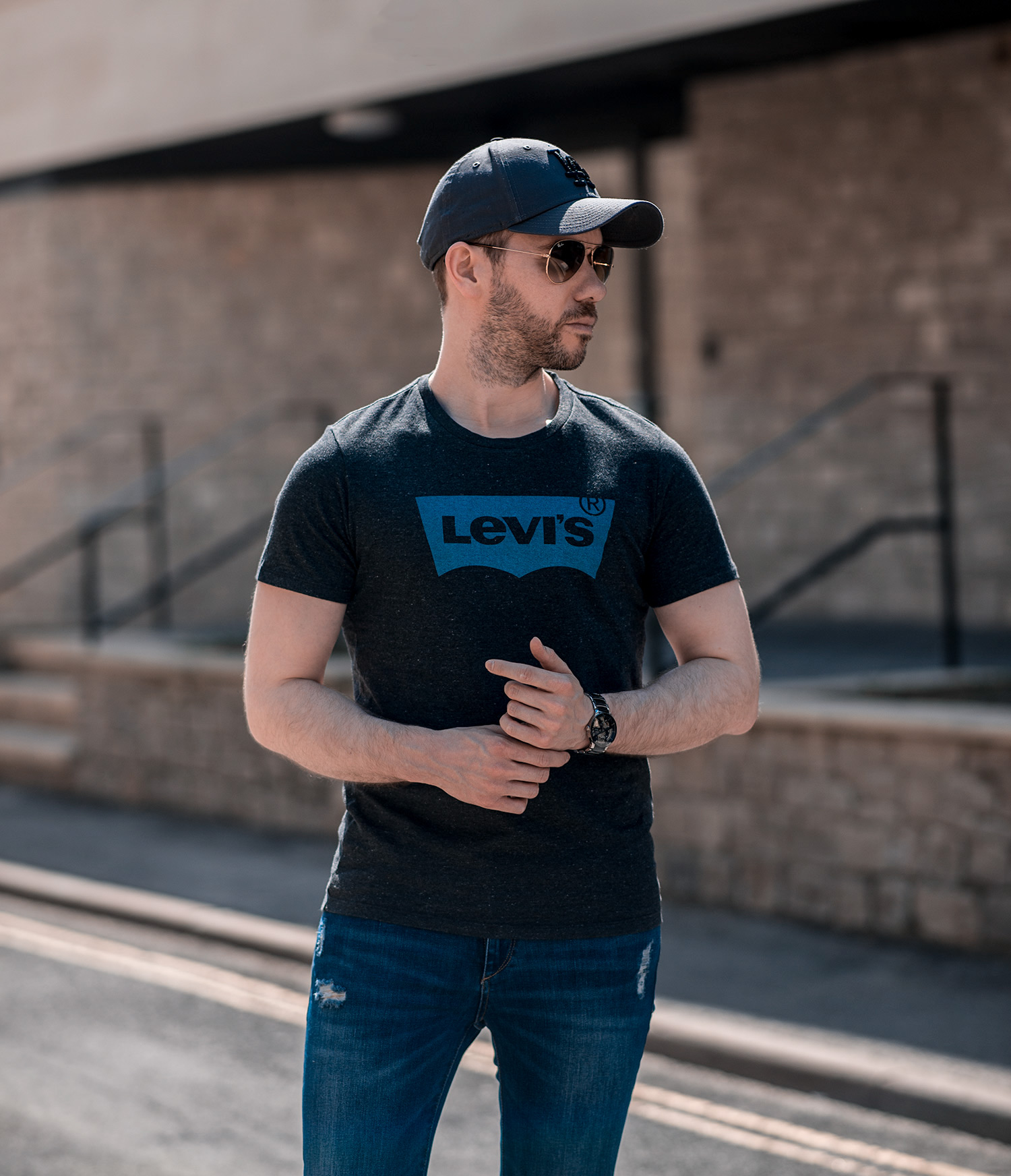 Grey Levi's T Shirt Summer Outfit | Average Guy