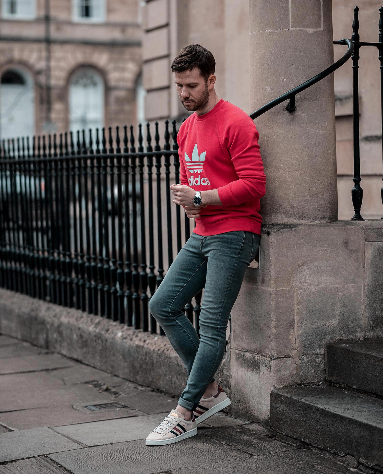 alguna cosa Ordenado Opuesto Red Adidas Sweatshirt And Grey Skinny Jeans Street Style Outfit - Your  Average Guy