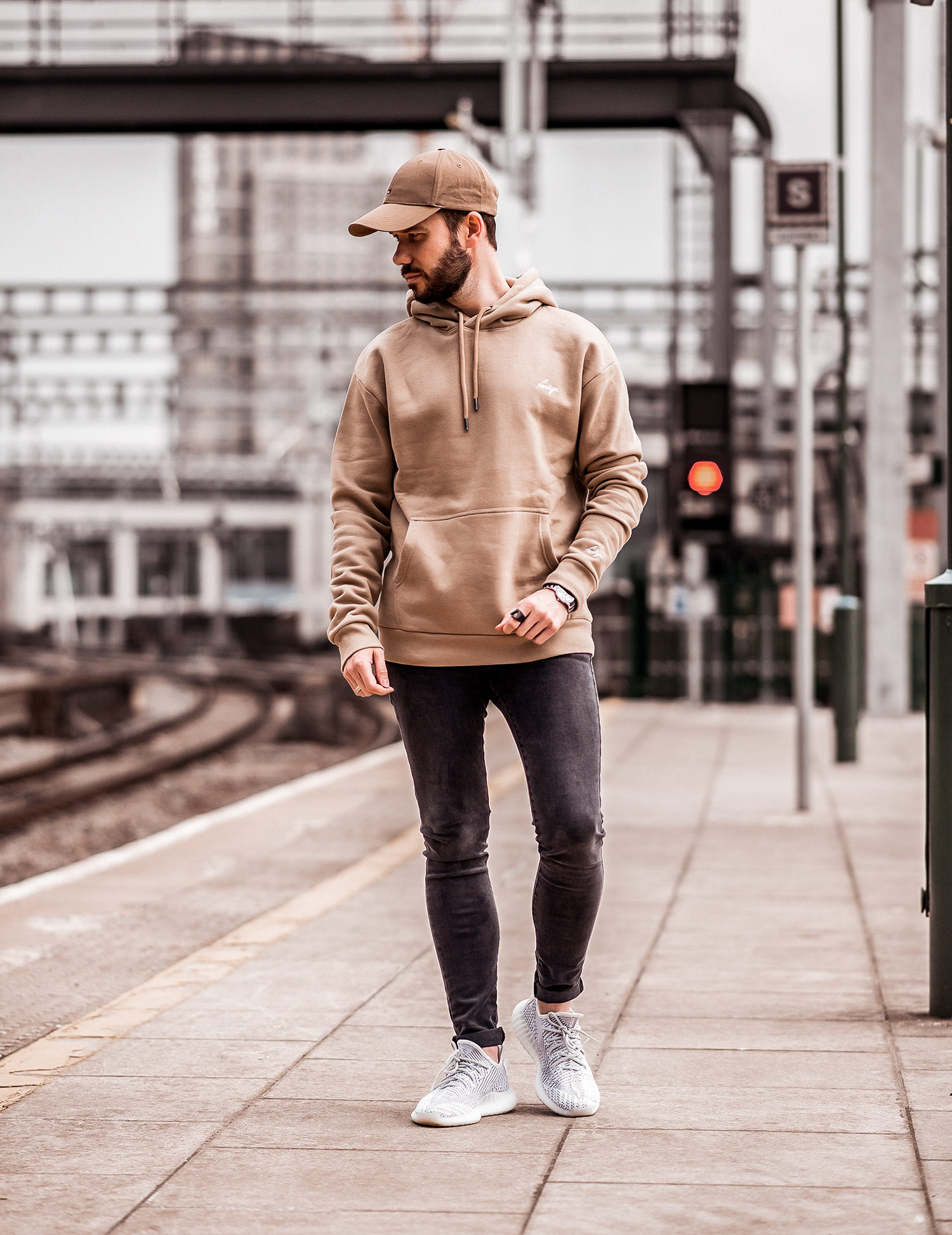 beige sneakers outfit mens