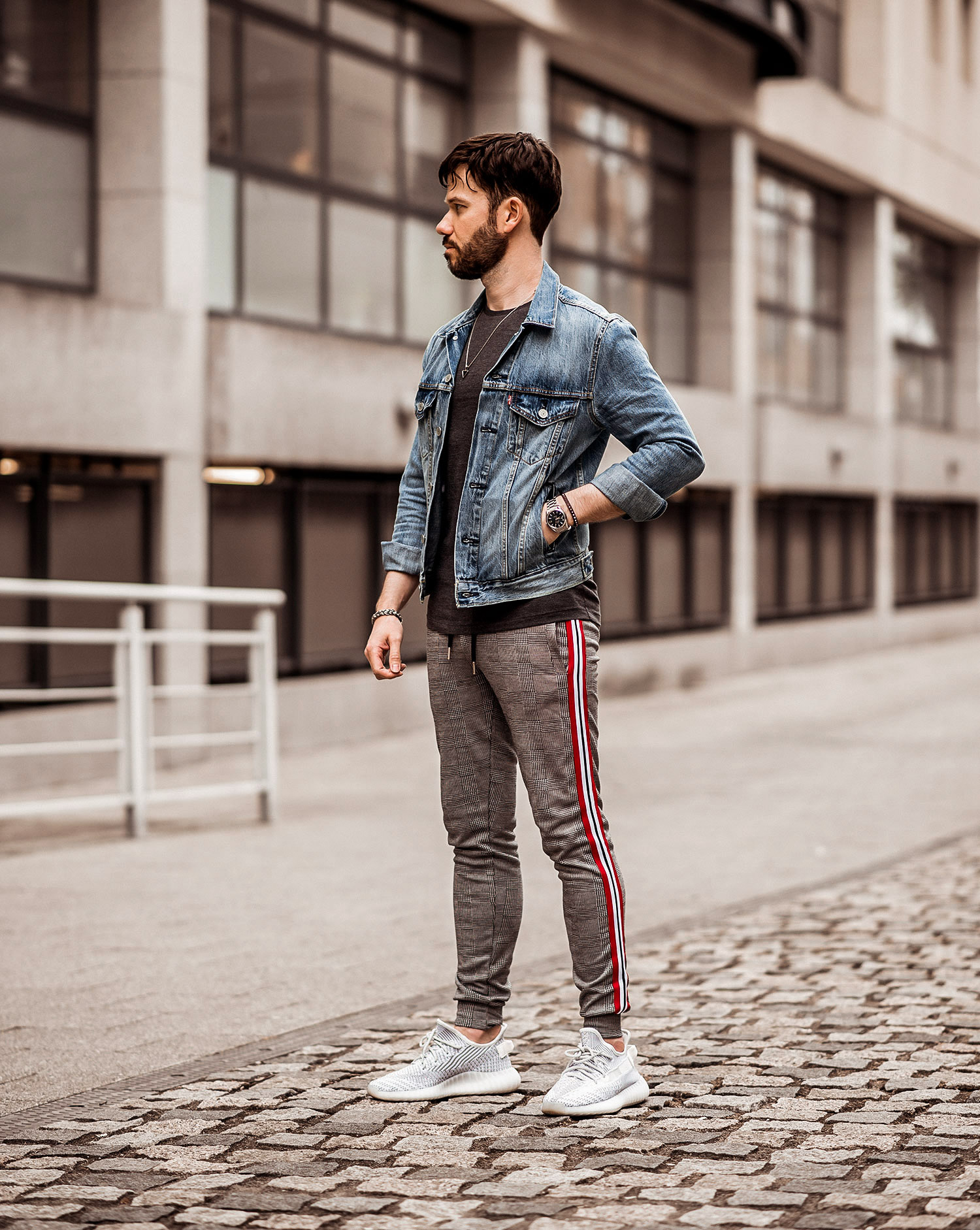 Grey Sweatpants with Denim Jacket Outfits For Men (21 ideas