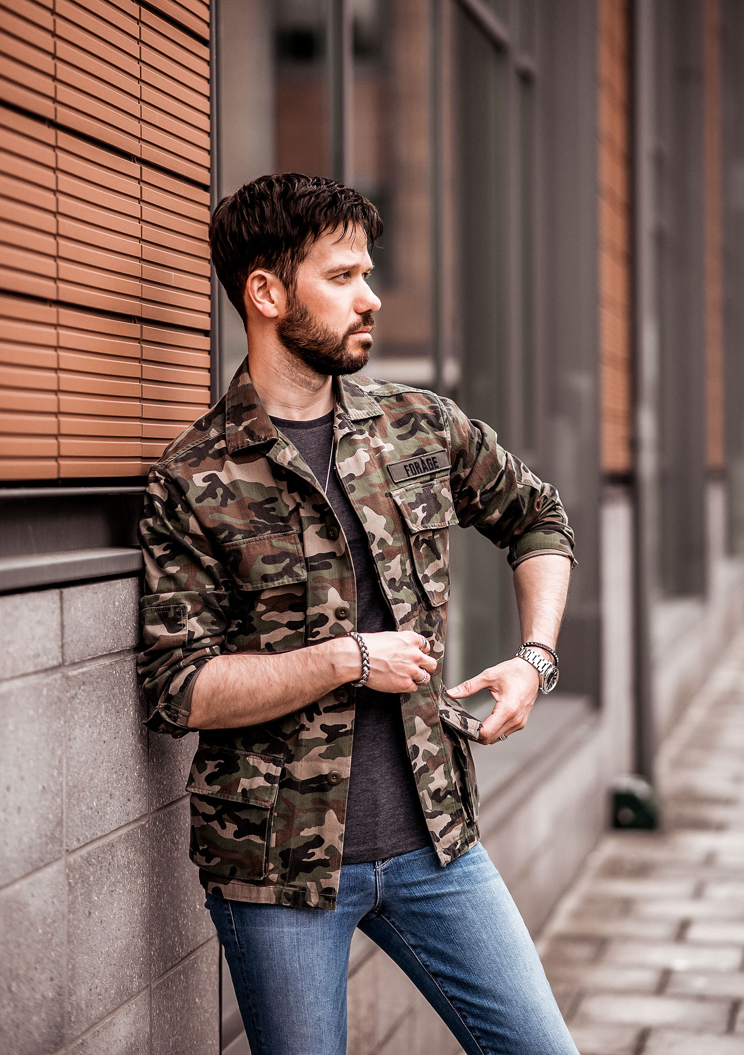 https://youraverageguystyle.com/wp-content/uploads/2019/07/Mens-UK-Fashion-Blogger-Camo-Forage-Jacket-3.jpg